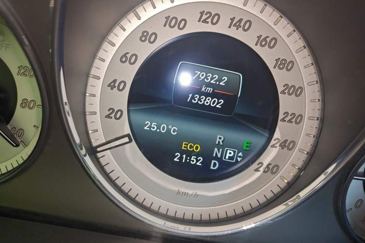 Used Mercedes-Benz GLK-Class 2015 GLK 260 4MATIC Dynamic Edition Ultimate Version Odometer Close Up