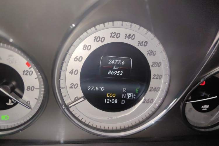 Used Mercedes-Benz GLK-Class 2015 GLK 260 4MATIC Dynamic Edition Ultimate Version Odometer Close Up