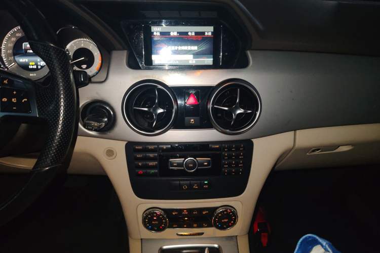 Used Mercedes-Benz GLK-Class 2015 GLK 260 4MATIC Dynamic Edition Ultimate Version Audio And AC Panel