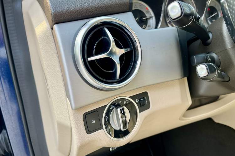 Used Mercedes-Benz GLK-Class 2015 GLK 260 4MATIC Dynamic Edition Ultimate Version Interior 14