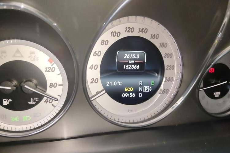 Used Mercedes-Benz GLK-Class 2015 GLK 260 4MATIC Dynamic Edition Ultimate Version Odometer Close Up
