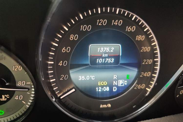 Used Mercedes-Benz GLK-Class 2015 GLK 260 4MATIC Dynamic Edition Ultimate Version Odometer Close Up