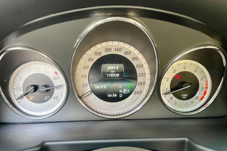 Used Mercedes-Benz GLK-Class 2015 GLK 260 4MATIC Dynamic Edition Ultimate Version Odometer Close Up