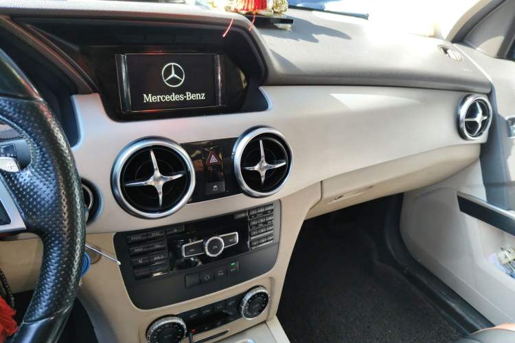 Used Mercedes-Benz GLK-Class 2015 GLK 260 4MATIC Dynamic Edition Ultimate Version Audio And AC Panel