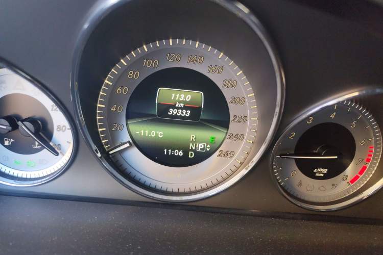 Used Mercedes-Benz GLK-Class 2015 GLK 260 4MATIC Dynamic Edition Ultimate Version Odometer Close Up