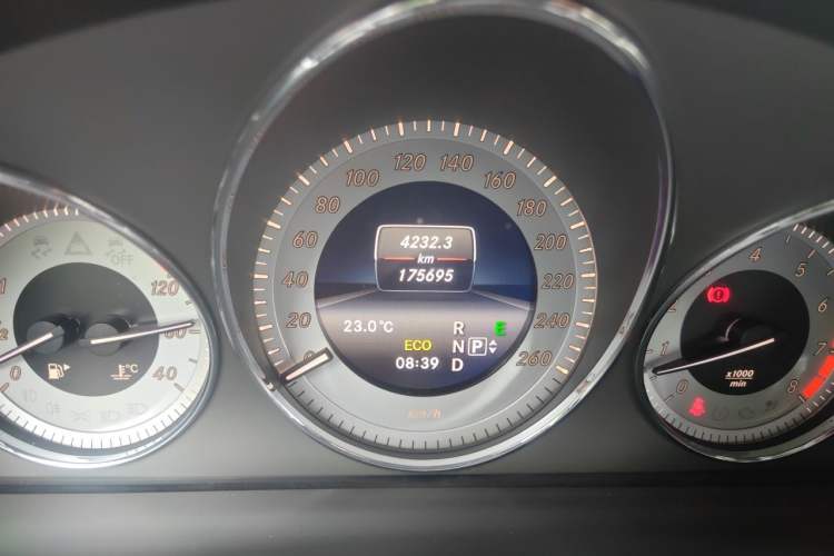 Used Mercedes-Benz GLK-Class 2015 GLK 260 4MATIC Dynamic Edition Ultimate Version Odometer Close Up