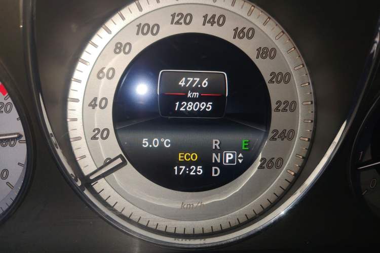 Used Mercedes-Benz GLK-Class 2015 GLK 260 4MATIC Fashion Edition Ultimate Version Odometer Close Up