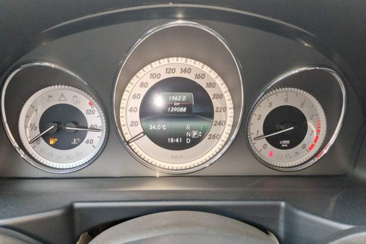 Used Mercedes-Benz GLK-Class 2015 GLK 260 4MATIC Fashion Edition Ultimate Version Odometer Close Up