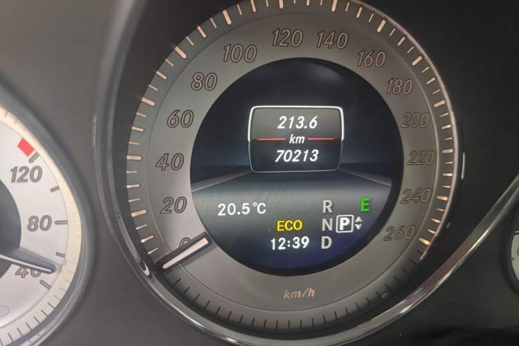 Used Mercedes-Benz GLK-Class 2015 GLK 260 4MATIC Fashion Edition Ultimate Version Odometer Close Up