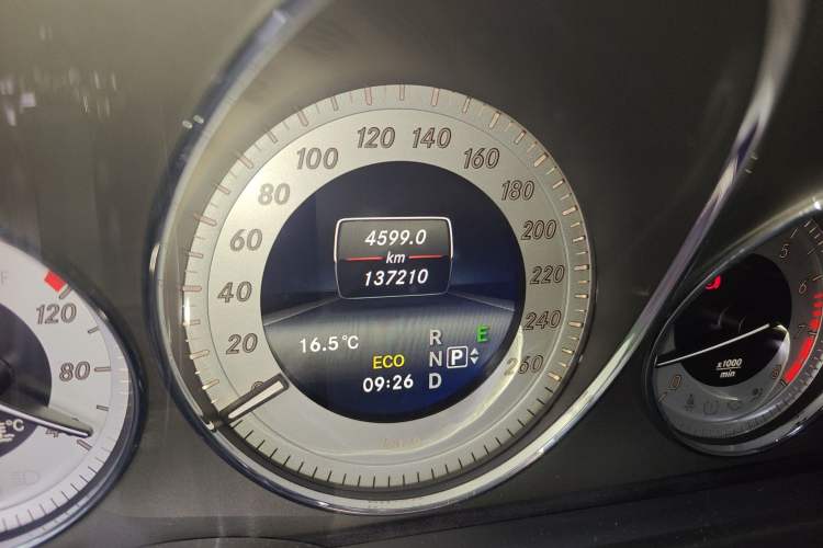 Used Mercedes-Benz GLK-Class 2015 GLK 260 4MATIC Fashion Edition Ultimate Version Odometer Close Up