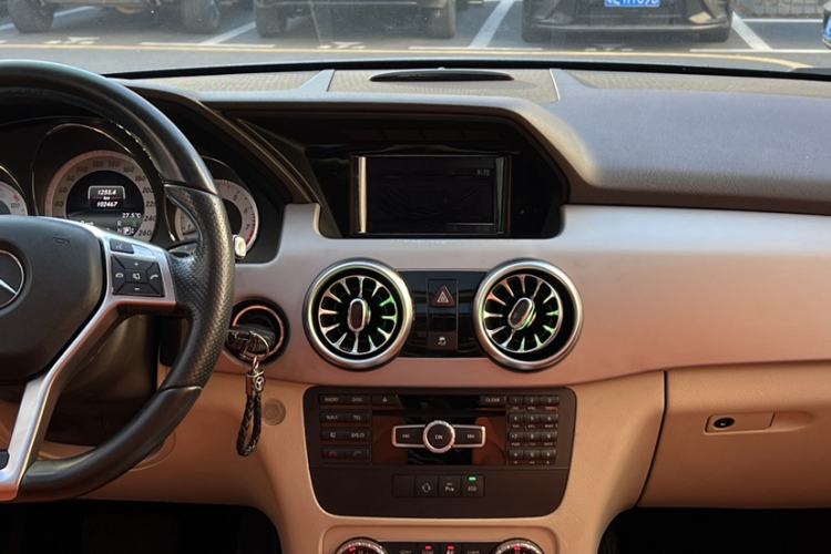 Used Mercedes-Benz GLK-Class 2015 GLK 260 4MATIC Dynamic Edition Ultimate Version Interior 2