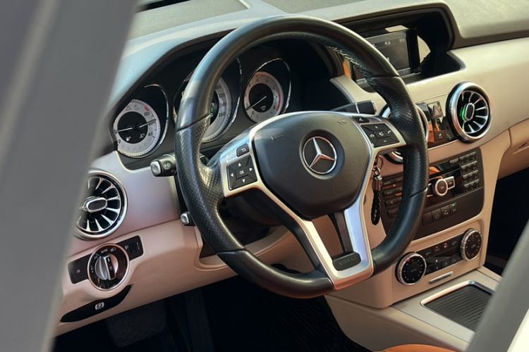 Used Mercedes-Benz GLK-Class 2015 GLK 260 4MATIC Dynamic Edition Ultimate Version Interior 5
