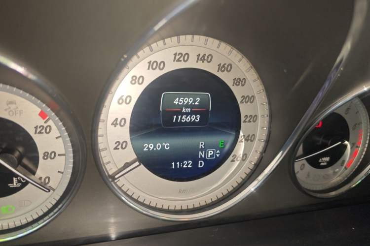 Used Mercedes-Benz GLK-Class 2015 GLK 300 4MATIC Fashion Edition Ultimate Version Odometer Close Up