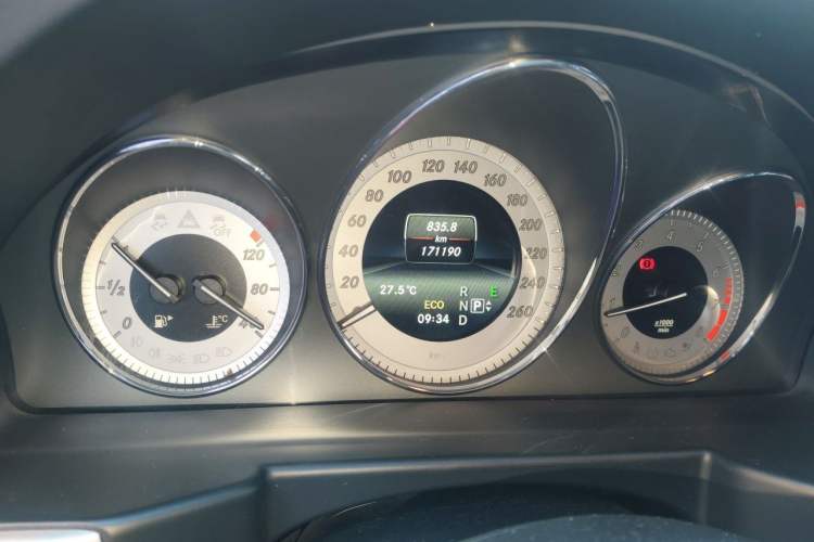 Used Mercedes-Benz GLK-Class 2015 GLK 260 4MATIC Fashion Edition Ultimate Version Odometer Close Up