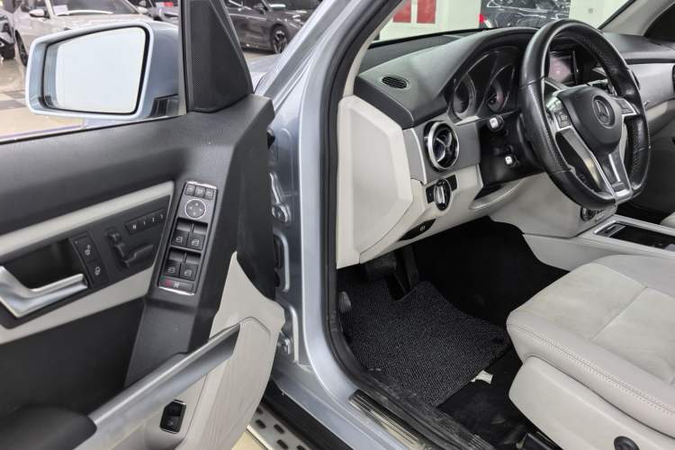 Used Mercedes-Benz GLK-Class 2015 GLK 300 4MATIC Fashion Edition Ultimate Version Interior 5