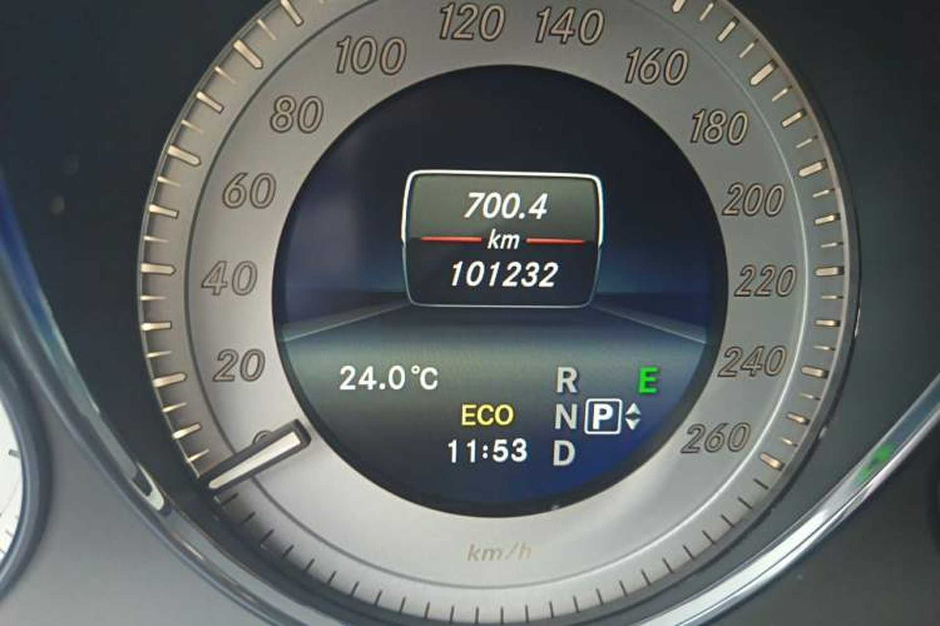 Used Mercedes-Benz GLK-Class 2015 GLK 260 4MATIC Fashion Edition Ultimate Version Odometer Close Up