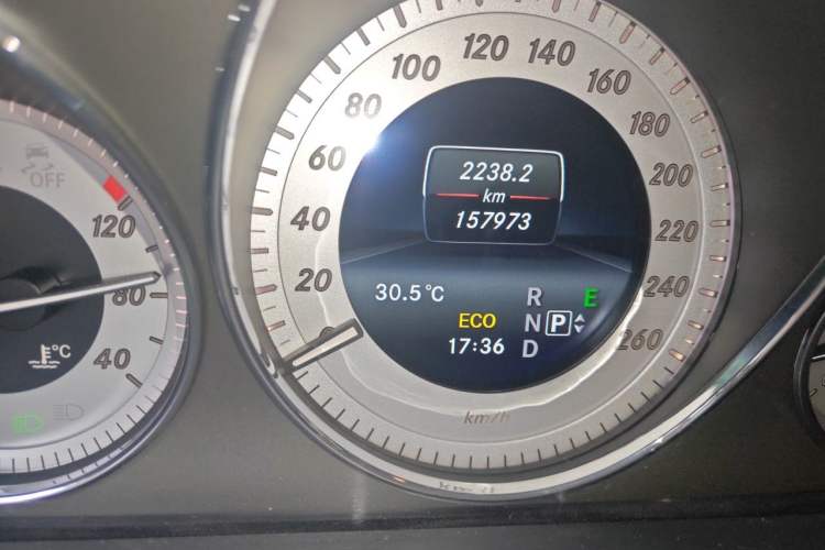 Used Mercedes-Benz GLK-Class 2015 GLK 260 4MATIC Fashion Edition Ultimate Version Odometer Close Up