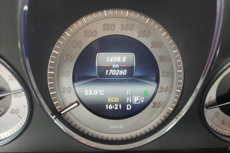 Used Mercedes-Benz GLK-Class 2015 GLK 260 4MATIC Dynamic Edition Ultimate Version Odometer Close Up