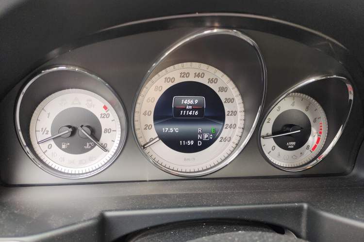Used Mercedes-Benz GLK-Class 2015 GLK 260 4MATIC Dynamic Edition Ultimate Version Odometer Close Up