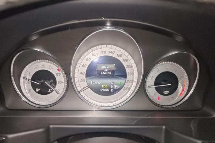 Used Mercedes-Benz GLK-Class 2015 GLK 260 4MATIC Fashion Edition Ultimate Version Odometer Close Up