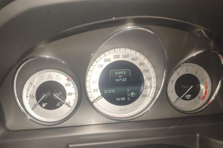 Used Mercedes-Benz GLK-Class 2015 GLK 260 4MATIC Dynamic Edition Ultimate Version Odometer Close Up