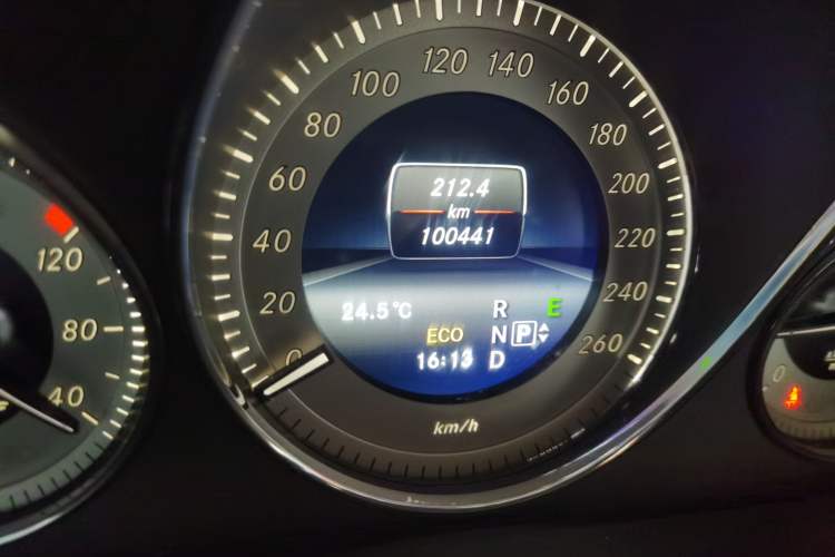 Used Mercedes-Benz GLK-Class 2015 GLK 260 4MATIC Dynamic Edition Ultimate Version Odometer Close Up