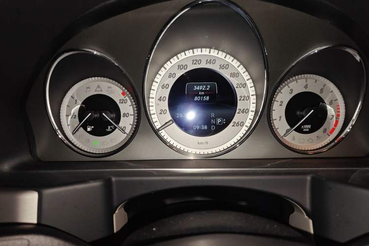 Used Mercedes-Benz GLK-Class 2015 GLK 260 4MATIC Fashion Edition Ultimate Version Odometer Close Up