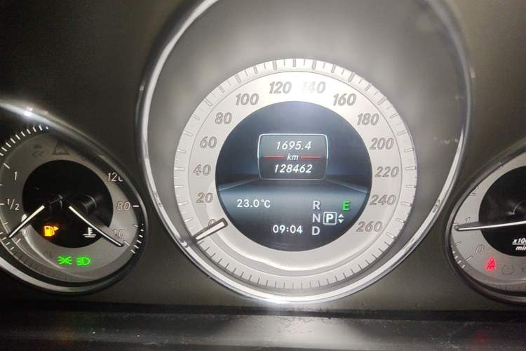 Used Mercedes-Benz GLK-Class 2015 GLK 300 4MATIC Fashion Edition Ultimate Version Odometer Close Up