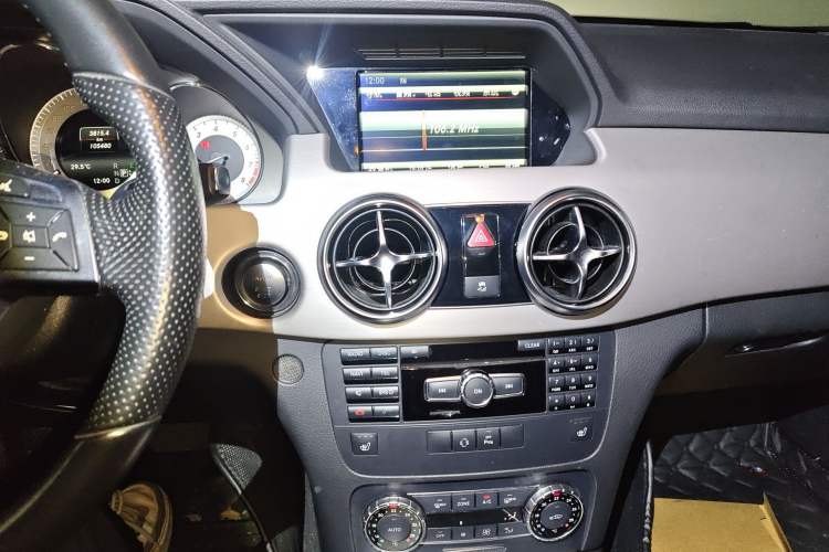 Used Mercedes-Benz GLK-Class 2015 GLK 300 4MATIC Fashion Edition Ultimate Version Audio And AC Panel