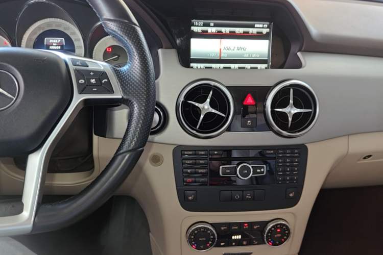 Used Mercedes-Benz GLK-Class 2015 GLK 300 4MATIC Fashion Edition Ultimate Version Audio And AC Panel