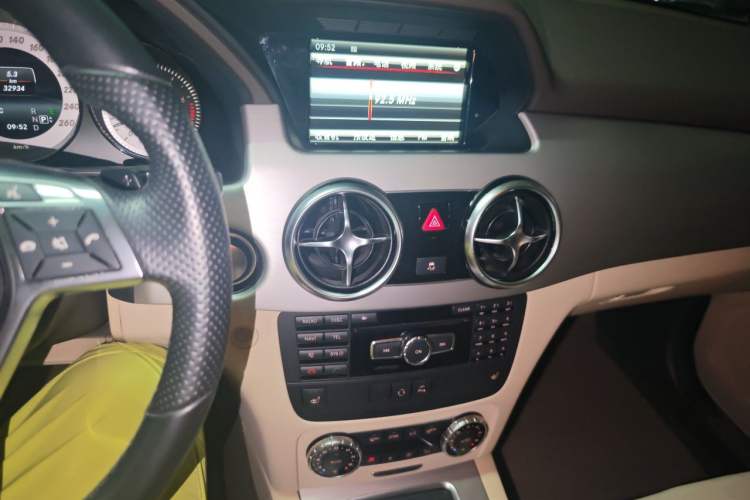 Used Mercedes-Benz GLK-Class 2015 GLK 300 4MATIC Fashion Edition Ultimate Version Audio And AC Panel