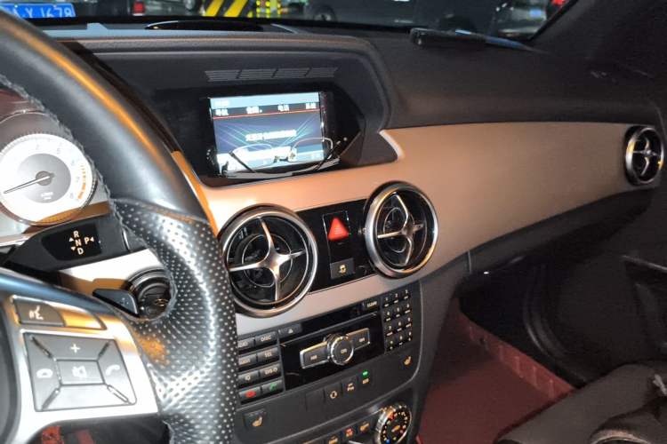 Used Mercedes-Benz GLK-Class 2015 GLK 260 4MATIC Fashion Edition Ultimate Version Audio And AC Panel