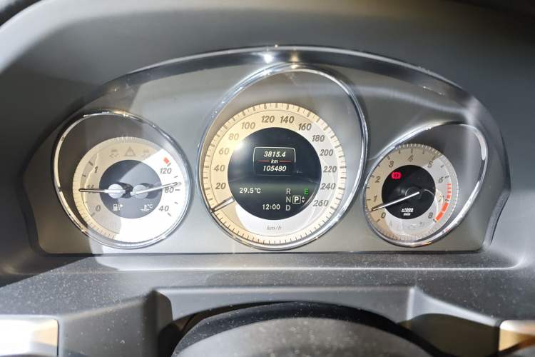 Used Mercedes-Benz GLK-Class 2015 GLK 300 4MATIC Fashion Edition Ultimate Version Odometer Close Up