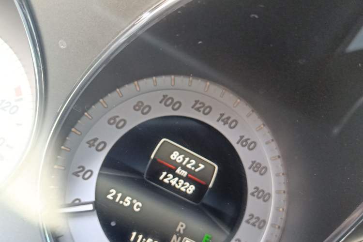 Used Mercedes-Benz GLK-Class 2015 GLK 300 4MATIC Fashion Edition Ultimate Version Odometer Close Up