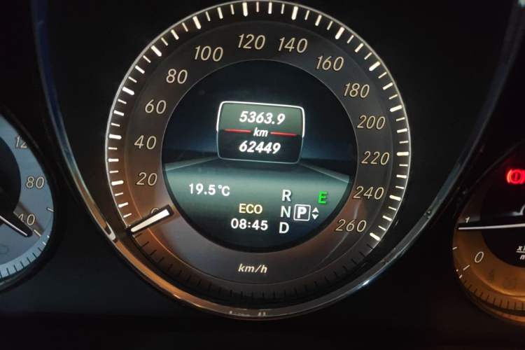 Used Mercedes-Benz GLK-Class 2015 GLK 260 4MATIC Fashion Edition Ultimate Version Odometer Close Up