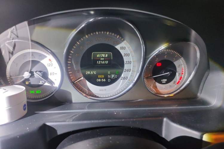 Used Mercedes-Benz GLK-Class 2015 GLK 260 4MATIC Fashion Edition Ultimate Version Odometer Close Up