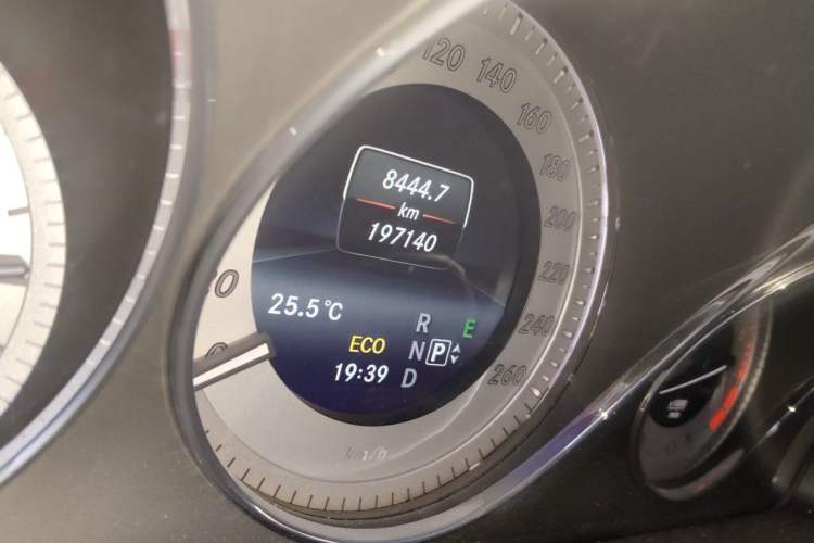 Used Mercedes-Benz GLK-Class 2015 GLK 260 4MATIC Fashion Edition Ultimate Version Odometer Close Up