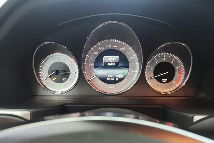 Used Mercedes-Benz GLK-Class 2015 GLK 260 4MATIC Dynamic Edition Ultimate Version Odometer Close Up