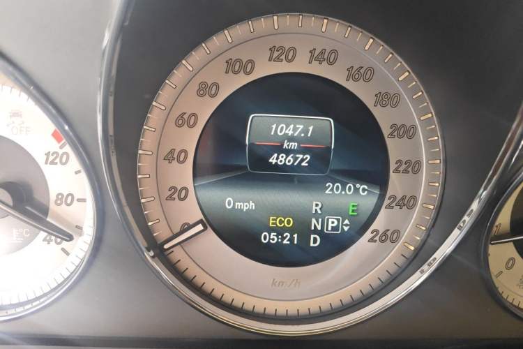 Used Mercedes-Benz GLK-Class 2015 GLK 260 4MATIC Dynamic Edition Ultimate Version Odometer Close Up