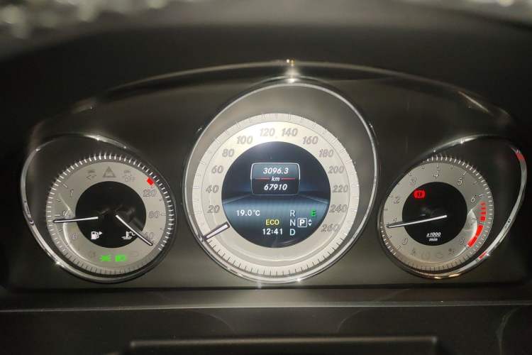 Used Mercedes-Benz GLK-Class 2015 GLK 260 4MATIC Fashion Edition Ultimate Version Odometer Close Up