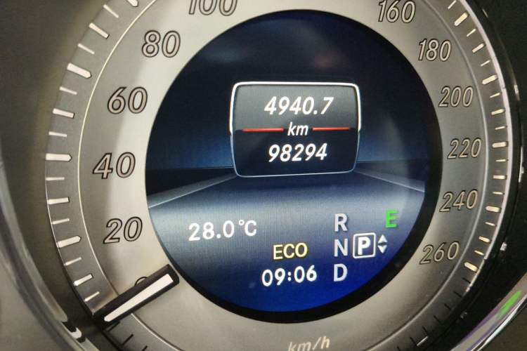 Used Mercedes-Benz GLK-Class 2015 GLK 260 4MATIC Dynamic Edition Ultimate Version Odometer Close Up