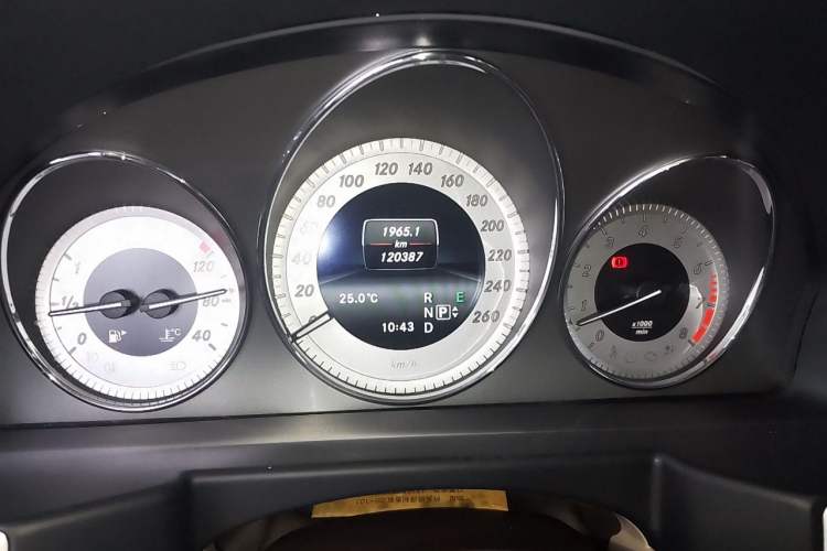 Used Mercedes-Benz GLK-Class 2015 GLK 300 4MATIC Fashion Edition Ultimate Version Odometer Close Up