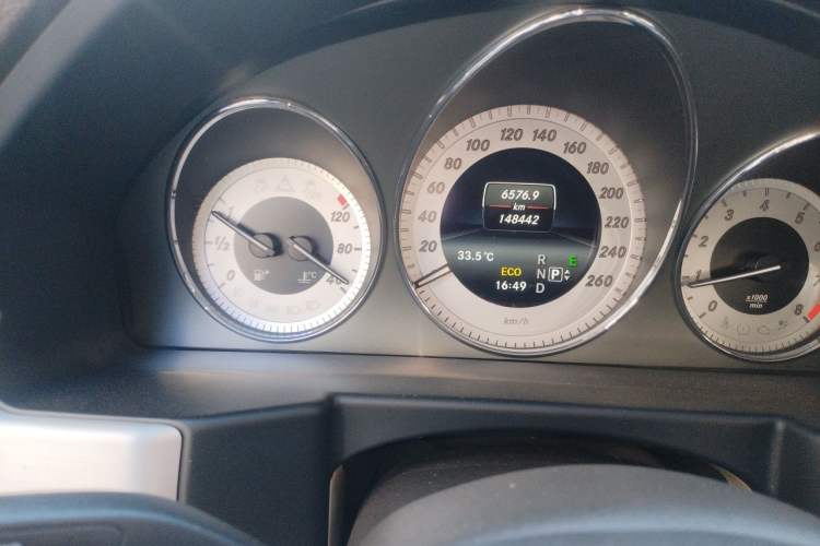 Used Mercedes-Benz GLK-Class 2015 GLK 260 4MATIC Dynamic Edition Ultimate Version Odometer Close Up