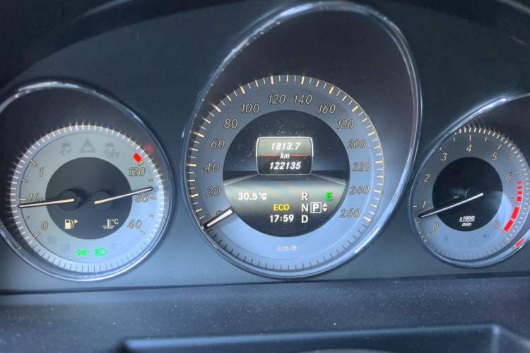 Used Mercedes-Benz GLK-Class 2015 GLK 260 4MATIC Fashion Edition Ultimate Version Odometer Close Up