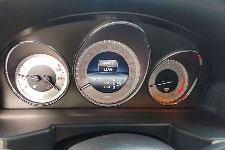 Used Mercedes-Benz GLK-Class 2015 GLK 260 4MATIC Dynamic Edition Ultimate Version Odometer Close Up