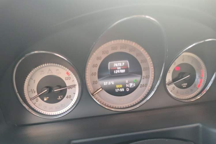 Used Mercedes-Benz GLK-Class 2015 GLK 260 4MATIC Dynamic Edition Ultimate Version Odometer Close Up