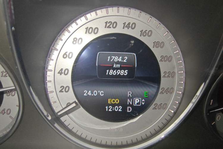 Used Mercedes-Benz GLK-Class 2015 GLK 260 4MATIC Fashion Edition Ultimate Version Odometer Close Up