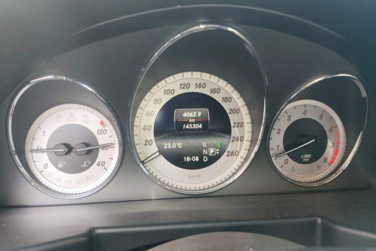 Used Mercedes-Benz GLK-Class 2015 GLK 300 4MATIC Fashion Edition Ultimate Version Odometer Close Up