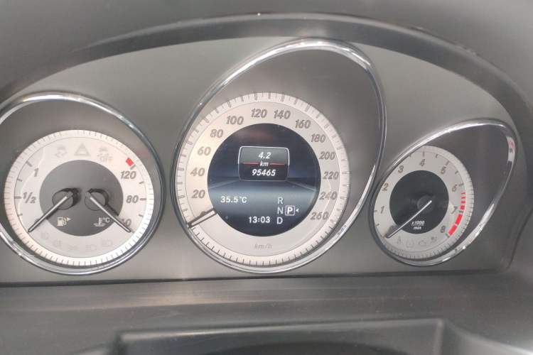 Used Mercedes-Benz GLK-Class 2015 GLK 260 4MATIC Dynamic Edition Ultimate Version Odometer Close Up