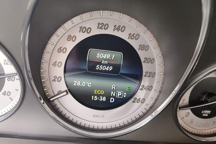 Used Mercedes-Benz GLK-Class 2015 GLK 260 4MATIC Fashion Edition Ultimate Version Odometer Close Up